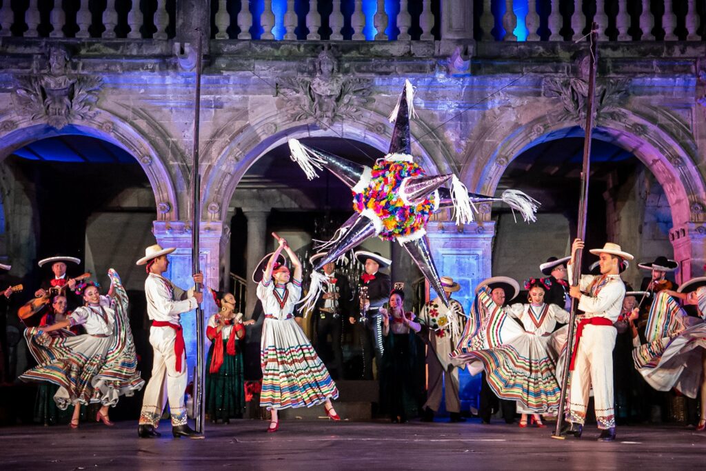 La obra incluye una posada tradicional mexicana con peregrinos, luces y piñata como parte del recorrido navideño.