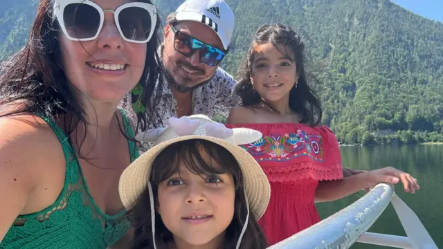 Daysel Rodríguez Cardoso con su marido Jorge y sus dos hijas. 