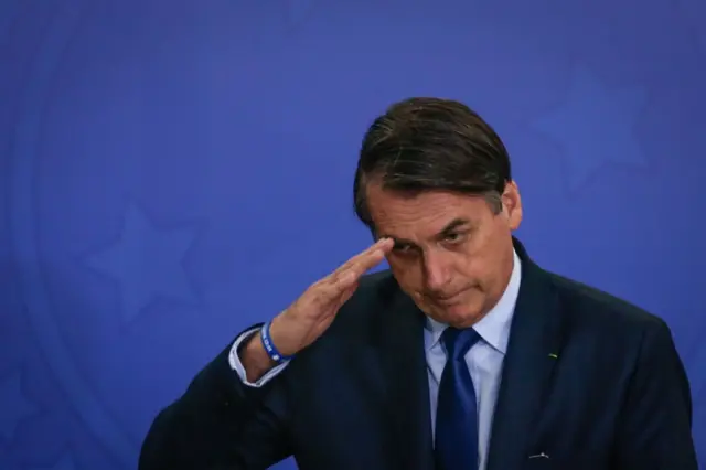 Jair Bolsonaro haciendo el saludo militar