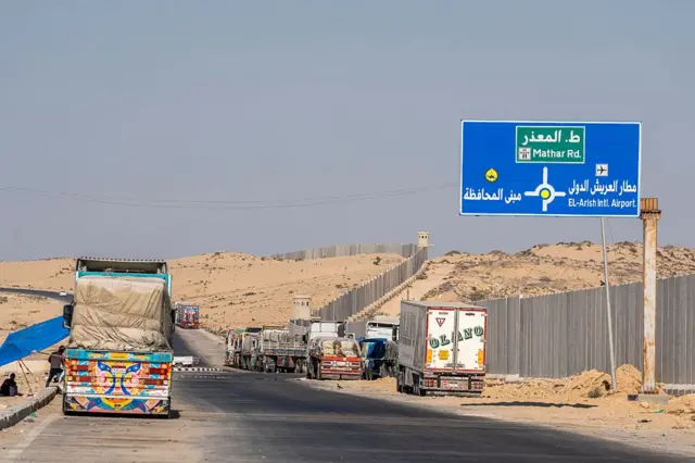 Camiones con ayuda humanitaria en los límites de Gaza