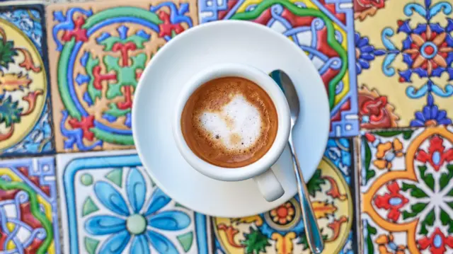 espresso macchiato en mesa con baldosines sicilianos