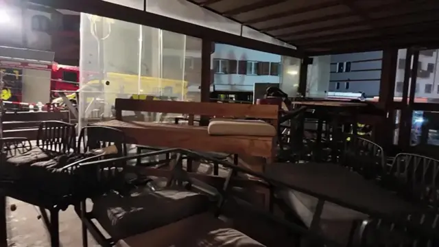 La imagen muestra la terraza del bar Le Constellation. Sillas, bancos y sus cojines se pueden ver esparcidos por toda la sala.