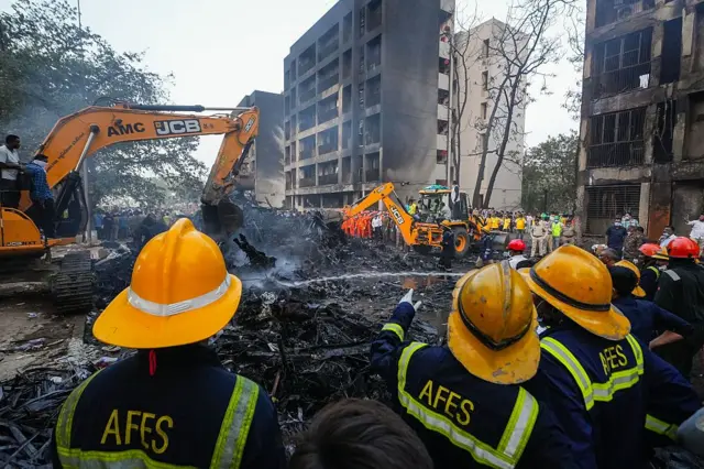 bomberos controlan el fuego que provocó el vuelo 171 de air india cuando se estrelló