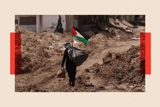 Un palestino pasa por delante de la entrada principal del campo de refugiados de Tulkarem, en la ciudad cisjordana de Tulkarem.
