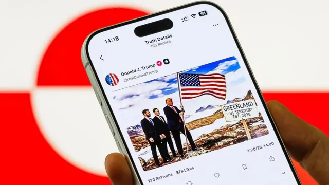 Un teléfono muestra un mensaje de Donald Trump en su red social Truth Social con una imagen compuesta que muestra la presidente de EE.UU. clavando una bandera en territorio groenlandés acompañado de su vicepresidente JD Vance y su secretario de Estado Marco Rubio