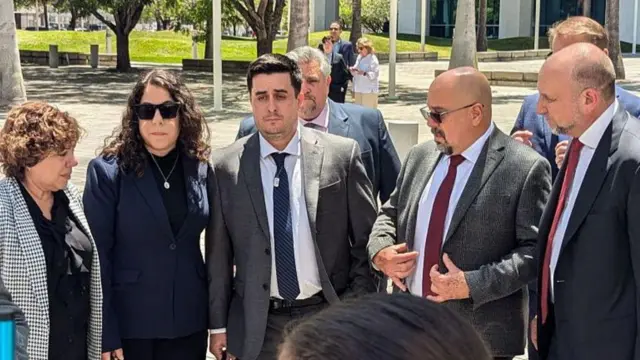 Dillon Angulo afuera de la corte con la familia de Naibel Benavides León