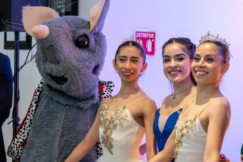 Vivir esta obra es una de esas experiencias que nunca pasan de moda: combina música en vivo, una historia entrañable y la magia visual del ballet clásico.