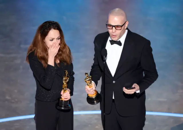 Hossein Molayemi y Shirin Sohani reciben su premio en los Oscar 2025. 