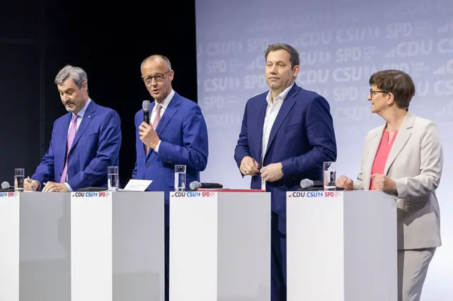 Merz con Lars Klingbeil y Saskia Esken, colíderes del SPD, durante la firma del acuerdo de coalición que establece las bases del nuevo gobierno federal en Alemania.