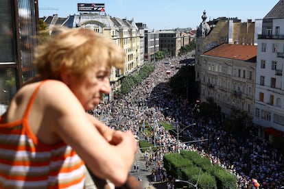Una mujer mira desde un balcón la multitudinaria marcha del Orgullo en Budapest, este sábado.