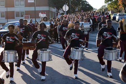 Una banda musical de estudiantes de la Universidad Central de Carolina del Norte marcha hacia un centro de votación para depositar sus papeletas en el primer día de voto anticipado en el Estado, el pasado 18 de octubre.