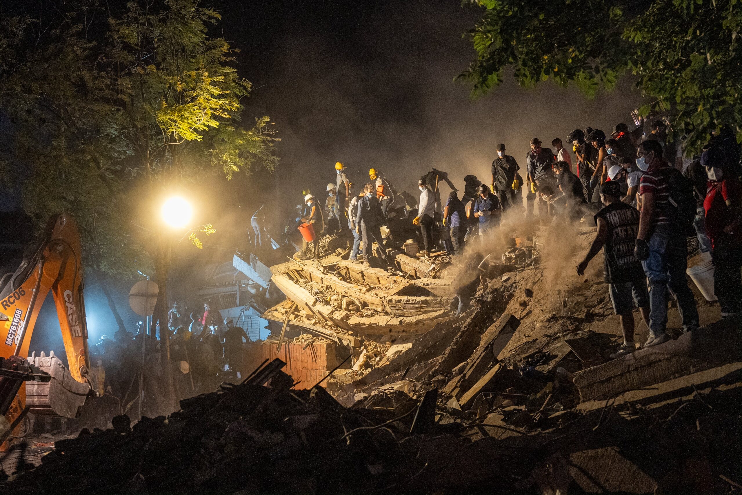 Tareas de rescate por el terremoto en Cali, el 10 de agosto.