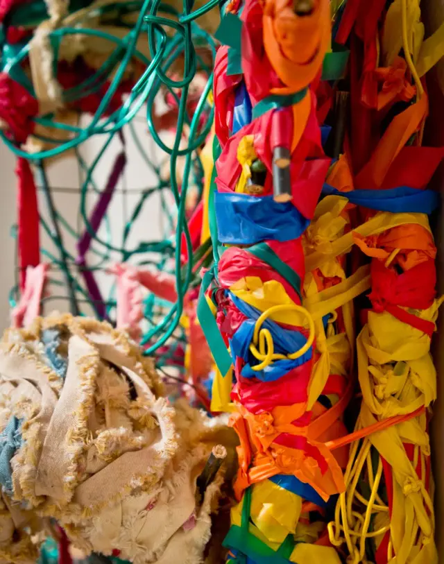 Detalle de colorida obra de Judith Scott