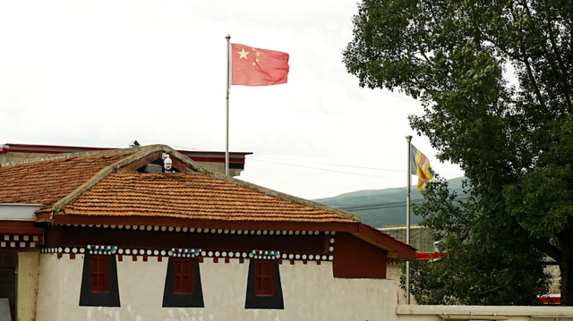 La bandera china sobre el monasterio de Kirti.