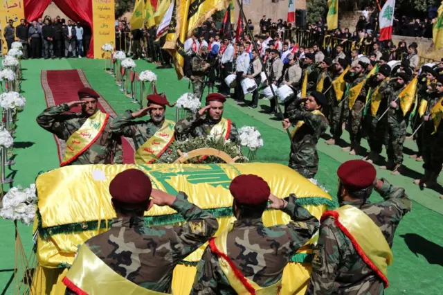 Miembros de Hezbolá cargan el ataúd de Hussein Amhaz, uno de sus camaradas, durante su funeral en Baalbek, en el valle de Bekaa, Líbano, el 19 de septiembre de 2024. 