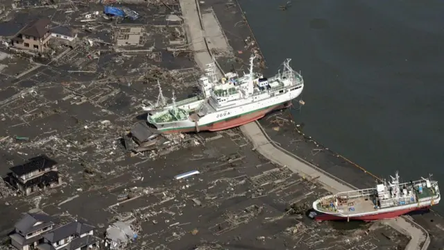 Dos barcos tierra adentro tras el paso del tsunami que arrasó Japón en 2011 y destruyó la central nuclear de Fukushima.