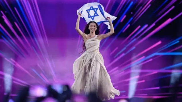 Eden Golan, representante de Israel, sostiene la bandera de Israel en el escenario del Festival de la Canción de Eurovisión en 2024.