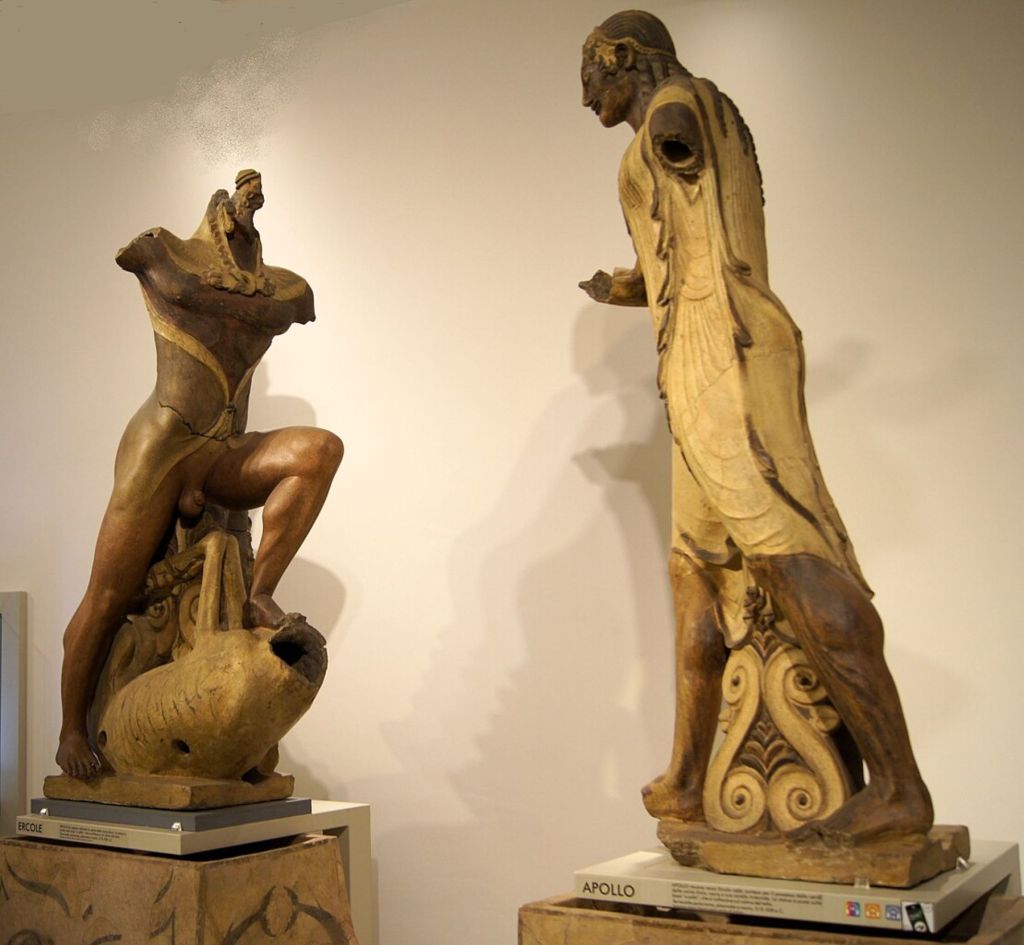Estatuas de terracota de Hércules y Apolo