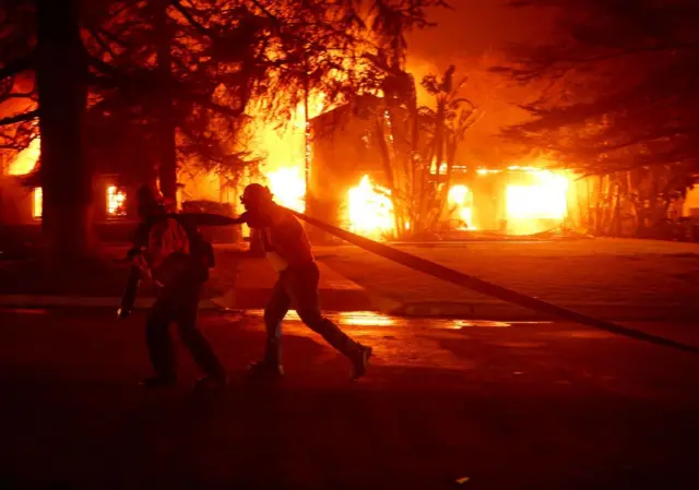 Bomberos en un incendio en Palisades