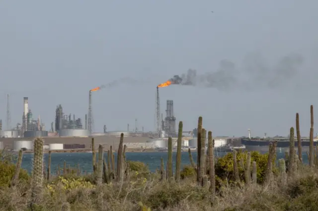 Vista de una refinería venezolana