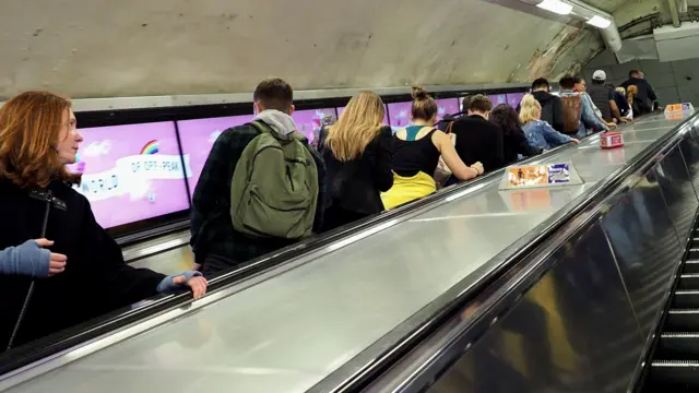 Personas en una escalera mecánica.