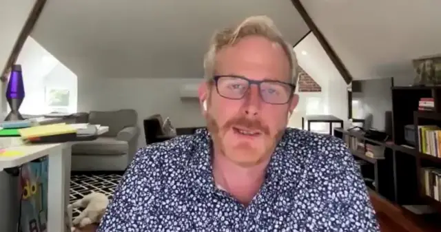 Clay Cockrell mientras habla a la pantalla de su computadora