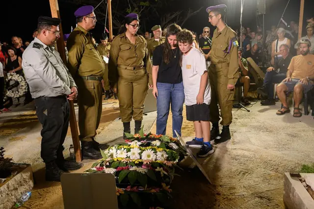 Familiares se despiden ante la tumba de Tal Haimi, uno de los rehenes cuyo cuerpo devolvió Hamás tras el acuerdo de alto el fuego.