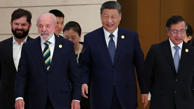 Los presidentes de Chile, Gabriel Boric; de Brasil, Lula da Silva; de China, Xi Jinping y de Colombia, Gustavo Petro, durante una cumbre de la CELAC en mayo de 2025.