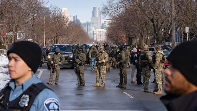 Agentes federales, incluidos de ICE y la Patrulla Fronteriza de EE. UU., y oficiales de la Policía de Minneapolis se mantienen armados a lo largo de Portland Ave. cerca del lugar donde una murió a tiros a manos de un agente Mineápolis, Minesota, el miércoles 7 de enero de 2026. (Foto de Alex Kormann/The Minnesota Star Tribune vía Getty Images)