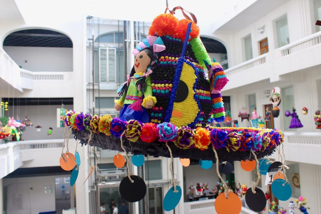 Cada año, la exposición de piñatas se convierte en una de las tradiciones más coloridas y esperadas de la temporada.