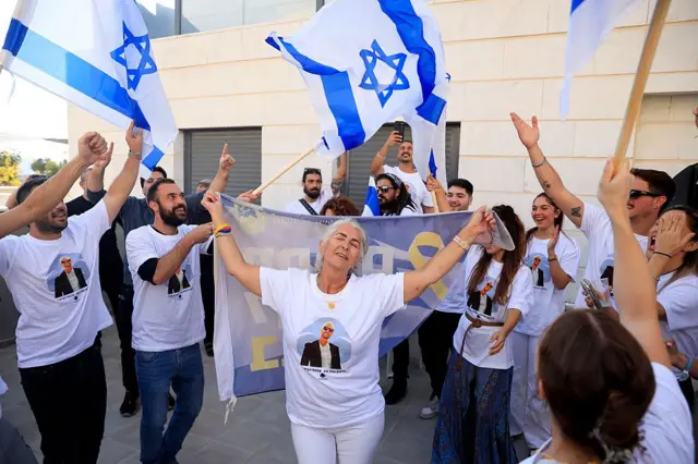Civiles celebran la liberación de rehenes en Israel.