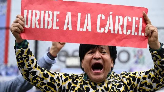 Movimiento contra Uribe en Bogotá este 28 de julio.