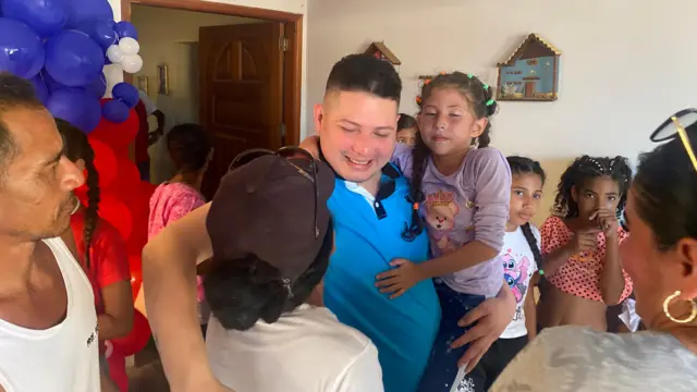 El venezolano repatriado Andy Perozo saluda a vecinos y familiares en el barrio marabino de Los Pescadores, la tarde del martes 22 de julio de 2025.