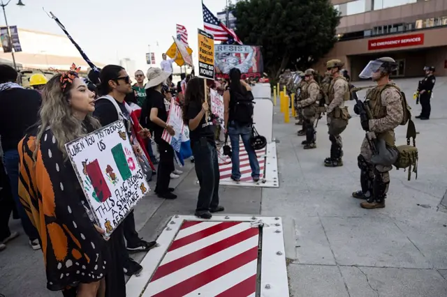 Manifestantes y guardias nacionales en Los Ángeles