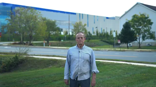 Gregory Pirio frente a un centro de datos cerca de su casa en el condado de Loudoun