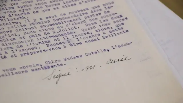 Una carta escrita a máquina pero firmada por Marie Curie