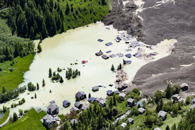 Vista aérea que muestra la destrucción de la aldea de Blatten el 29 de mayo de 2025 después de una avalancha masiva provocada por el colapso del glaciar Birch, Suiza.
