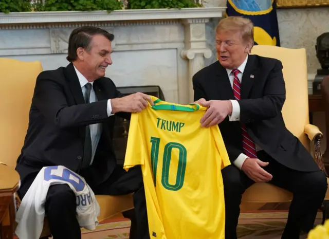 Bolsonaro obsequia una camiseta de Brasil a Trump con el nombre de este durante un encuentro en la Casa Blanca en 2019