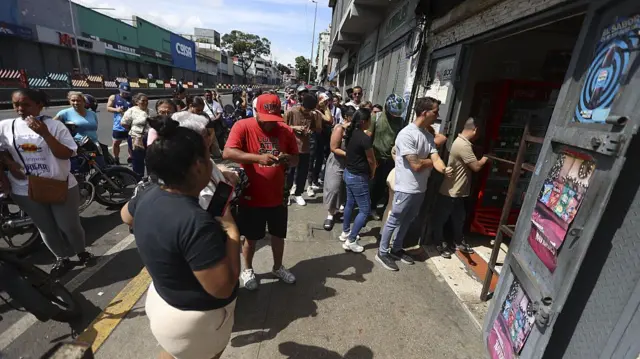 Filas afuera de un supermercado en Caracas.
