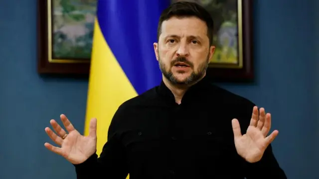 El Presidente de Ucrania, Volodymyr Zelensky, habla durante una rueda de prensa
