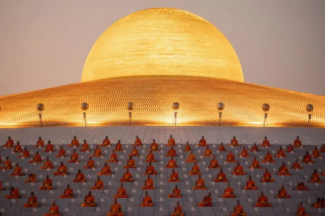 Los monjes rezan durante la ceremonia anual de Makha Bucha en Wat Dhammakaya, en el norte de Bangkok, Tailandia, el 12 de febrero de 2025.
