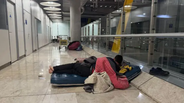 Miguel durmiendo sobre una colchoneta inflable.