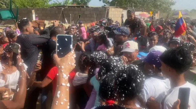 El recibimiento de los jóvenes venezolanos repatriados en su comunidad de Los Pescadores, en Maracaibo, capital del estado Zulia, limítrofe con Colombia.