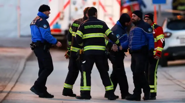 personal de socorro y la policía cerca del bar donde ocurrió el incendio
