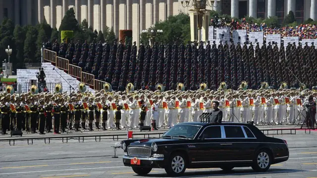 Xi Jinping pasa revista a las tropas desde un coche durante un desfile militar en la plaza de Tiananmen de Pekín el 3 de septiembre de 2015