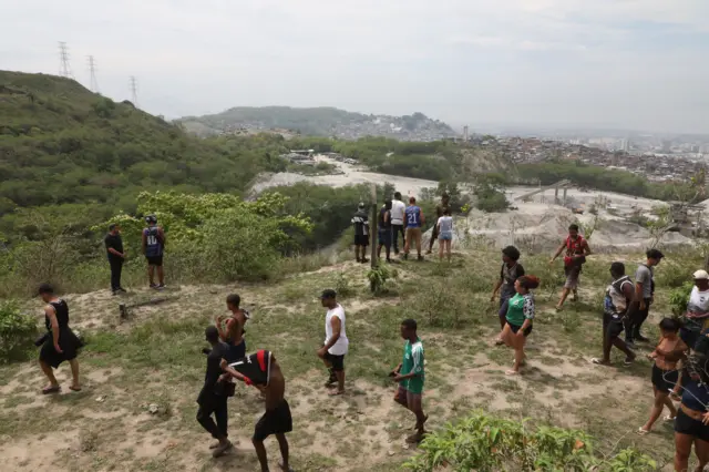 Residentes y familiares de desaparecidos en la Serra da Misericórdia, que divide las favelas Penha y Alemão.