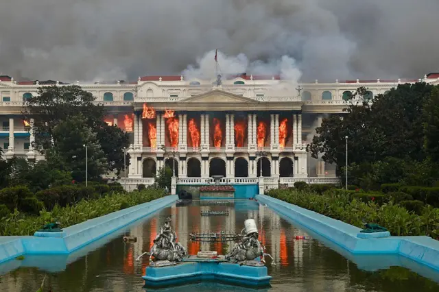 Las llamas consumen el edificio administrativo más importante de Katmandú en septiembre de 2025