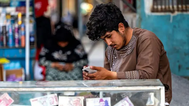Hombre con su teléfono en Afganistán
