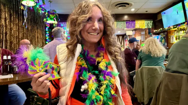 Fran Fitzgerald celebrando Mardi Gras en un bar de Scranton. 