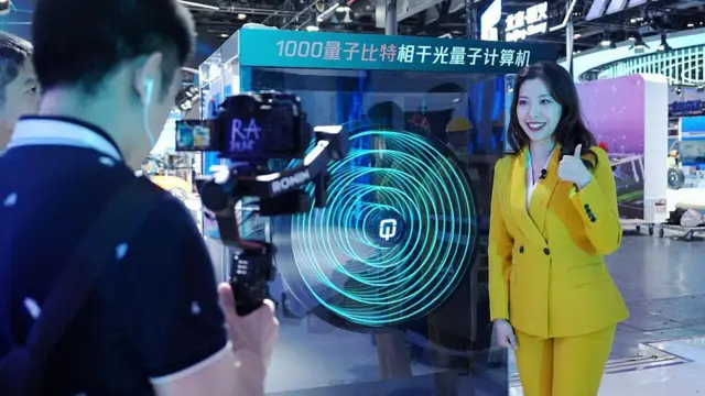 Una reportera junto a una computadora cuántica en 27th China Beijing International High-tech Expo en China National Convention Center